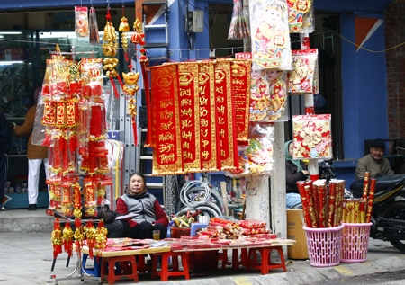 Câu đối đỏ, lồng đèn trang trí Tết