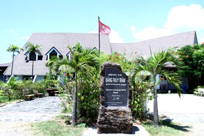 Bệnh xá nằm trong khuôn viên xanh trông thật gần gũi và thanh bình