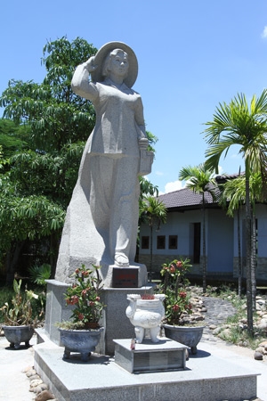 Tượng đài bác sĩ – liệt sĩ Đặng Thùy Trâm trong khu vườn là điểm đến của nhiều đợt học tập sinh hoạt của thanh niên. Cây hoa sữa được trồng phía sau tượng đài như một chút nhớ thương Hà Nội gửi tới người con gái đất Hà Thành