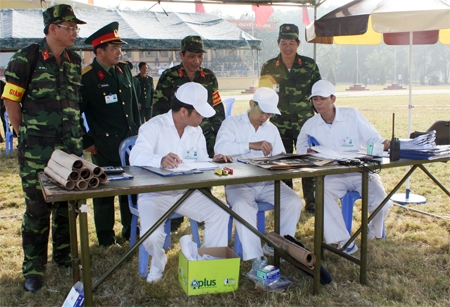 Mặt bia bắn súng được mang về tận bàn của giám khảo để chấm điểm. Sự chính xác, công minh của đội ngũ “cầm cân nảy mực” đóng góp không nhỏ cho thành công của hội thao