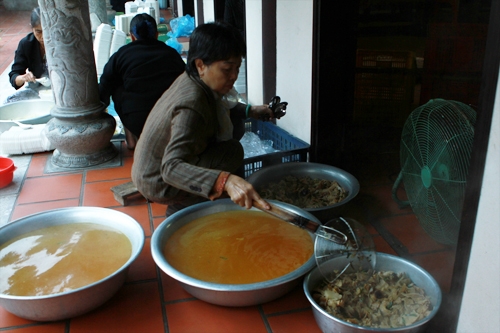 7 giờ sáng, 250 suất cơm đã hoàn tất