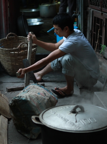 Thanh niên làm công việc đòi hỏi sức lực như chẻ củi…