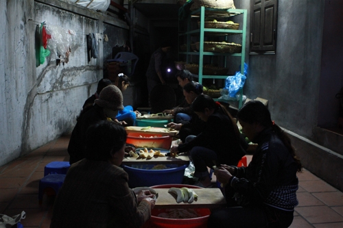 Dù mưa hay nắng, dù đông hay hè, họ đều có mặt ở chùa từ lúc trời còn chưa rõ mặt người