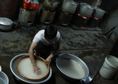 Bàn tay đã thuần thục với việc nấu 8kg gạo/nồi cơm, nồi nào cũng ngon dẻo