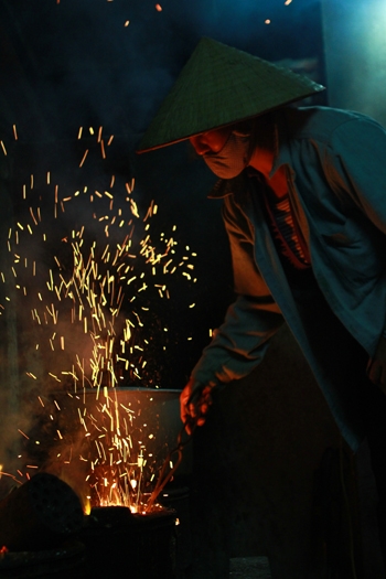 Đốm lửa đầu tiên được khơi lên, bắt đầu một ngày mới