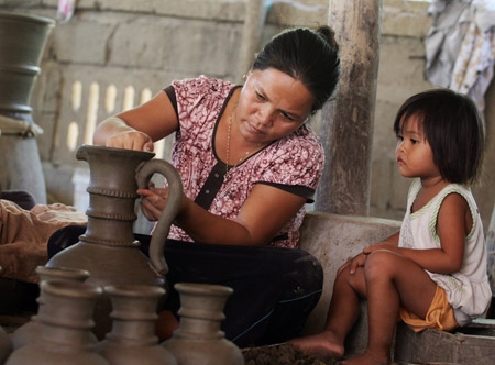 Các thế hệ nối tiếp nhau duy trì nghề truyền thống