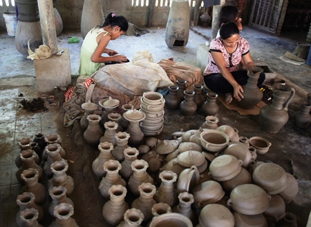 Sau khâu tạo hình, đến làm bóng, sau đó đến trang trí họa tiết và phơi khô trước khi đem nung