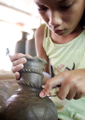 Tỷ mỉ khắc hoa văn lên sản phẩm gốm thô