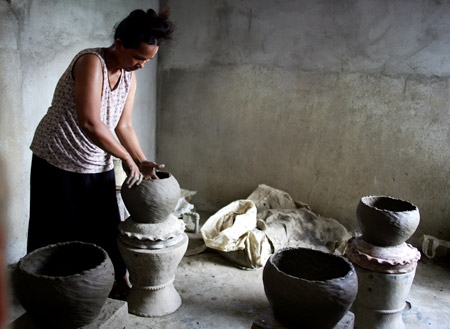 Nghệ nhân di chuyển xung quanh bàn gốm là một nét đặc trưng của gốm Bàu Trúc