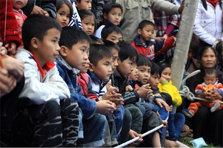 Khán giả già cũng như trẻ đều chăm chú xem trận đấu