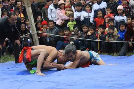 Đô vật trong thế khóa cổ