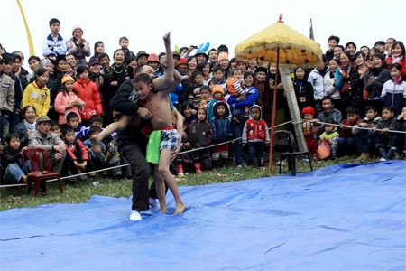 Đô vật đạt chiến thắng tuyệt đối bằng một cú nhấc bổng đối thủ