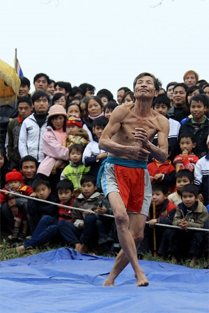 Động tác múa se đài của đô vật Chu Đắc Lan lò vật Đồng Bảng