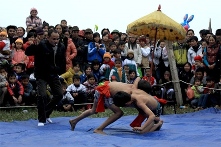 Trong tư thế gắng sức bốc đối phương