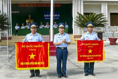 Thiếu tướng Nguyễn Kim Cách, Phó Chính ủy Quân chủng trao cờ đơn vị huấn luyện giỏi và cờ đơn vị dẫn đầu phong trào thi đua cho Đoàn H74
