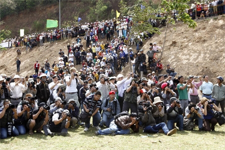 Cuộc đua thu hút nhiều du khách và đồng bào dân tộc. Đồng bào nghỉ cả việc nương rẫy để đến cổ vũ cho voi của Buôn nhà mình