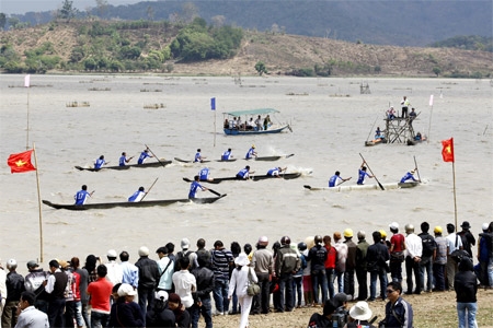 Đua thuyền độc mộc trong điều kiện gió lớn, sóng to