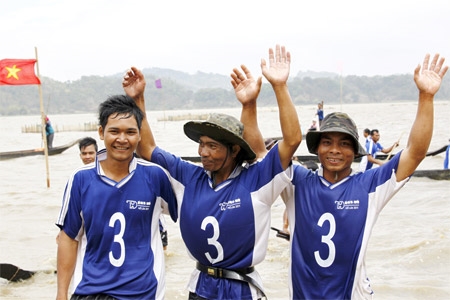 Niềm vui chiến thắng của đội thuyền độc mộc số 3