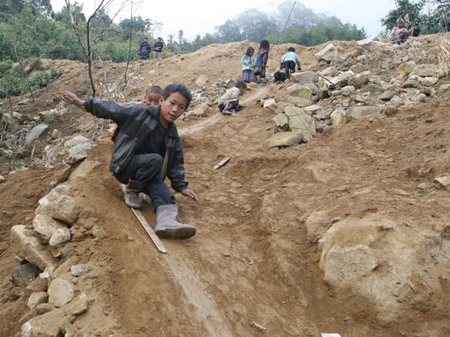 Trượt trên các vách tả luy là trò chơi ưa thích của trẻ em vùng cao