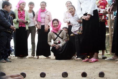 Trẻ em gái thích thú với trò Tó má lẹ