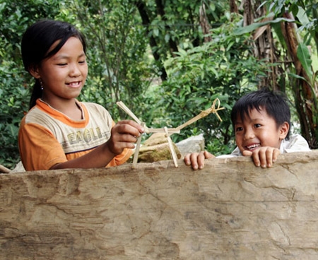 Trò chơi ngựa xuống chợ, một thứ đồ chơi đơn giản, dễ làm đối với các em
