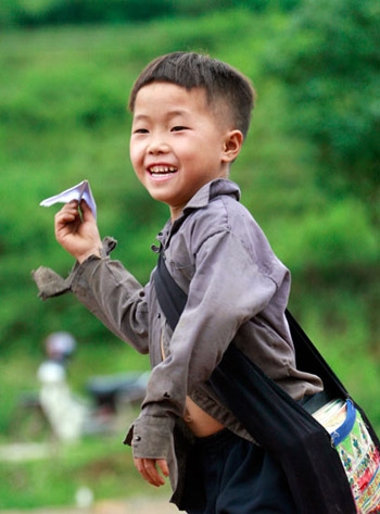 Máy bay giấy, chứa đựng cả một trời ước mơ đối với các em nhỏ vùng cao