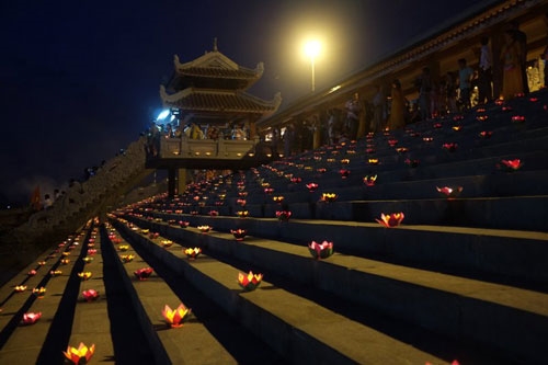 Hàng nghìn ngọn nến được thắp lên trong đêm lễ