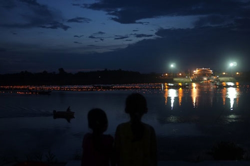 Toàn cảnh một khúc sông Thạch Hãn nơi buổi lễ diễn ra