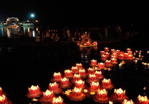 Dòng sông sáng rực bởi những chiếc hoa đăng