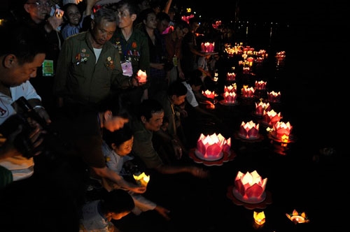 Các cựu chiến binh, thanh niên xung phong và khách thập phương cùng nhau thả hoa đăng.