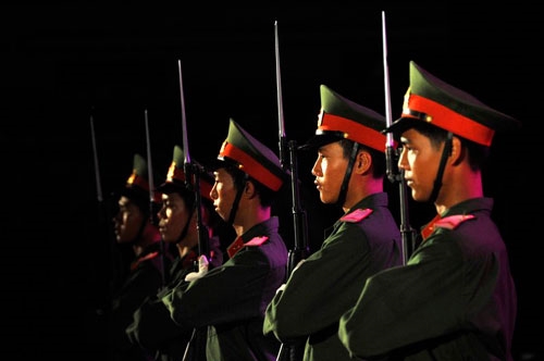 Một lòng tưởng nhớ đến công ơn của các anh hùng đã mãi nằm lại bên dòng Thạch Hãn.