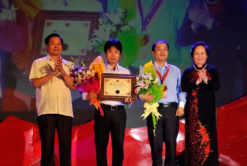 Phó Chủ tịch nước Nguyễn Thị Doan trao chứng nhận kỷ lục cho đại sách độc bản Huyền thoại Thành cổ Quảng trị