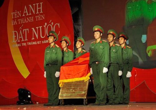 Đại sách độc bản Huyền thoại Thành cổ Quảng trị được rước từ Cung tri thức (Hà nội) vào