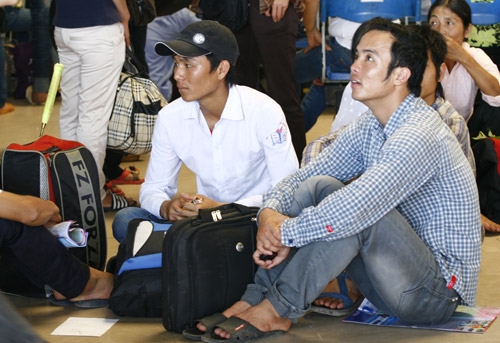 Hai sĩ tử ngồi nghỉ ngơi sau chuyến đi từ Phú Thọ tới