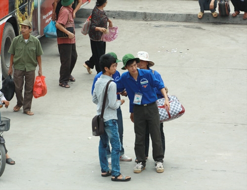 Thí sinh được đón tiếp ngay từ khi bước xuống xe