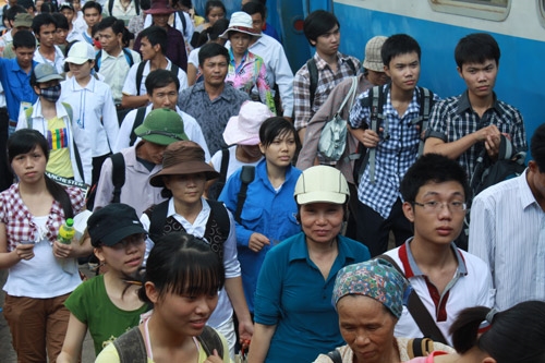 Ga Long Biên đông kín thí sinh và người nhà