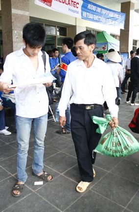 Bản đồ, sách vở và...bao gạo phục vụ cho mấy ngày thi
