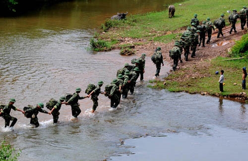 Suối Nậm Vì trong xanh, “đón” bộ đội hành quân qua