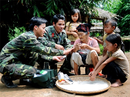 Quân y Trung đoàn 82 thăm hỏi, kiểm tra sức khỏe, cấp thuốc miễn phí cho cụ Thào Thị Ly, 100 tuổi, dân tộc Mông, xã Nậm Vì