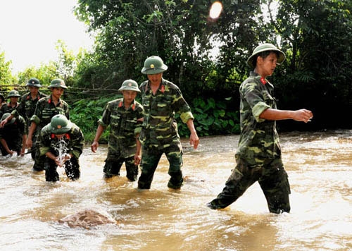 Các chiến sĩ Đại đội 10 trên đường vào bản giúp dân