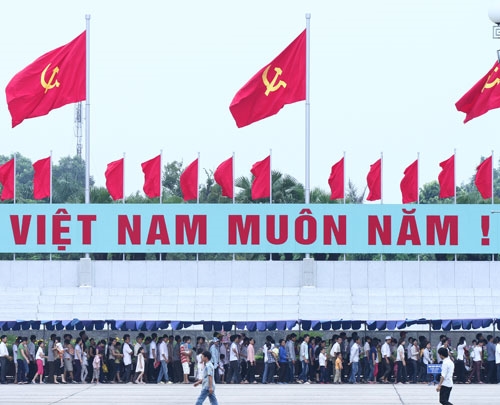 Lăng Bác là địa chỉ không thể thiếu để người dân cả nước hướng về trong ngày Tết độc lập. Từng đoàn người vào Lăng viếng Bác