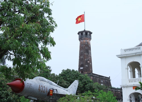 Lá cờ Tổ quốc kiêu hãnh tung bay trên Cột cờ Hà Nội