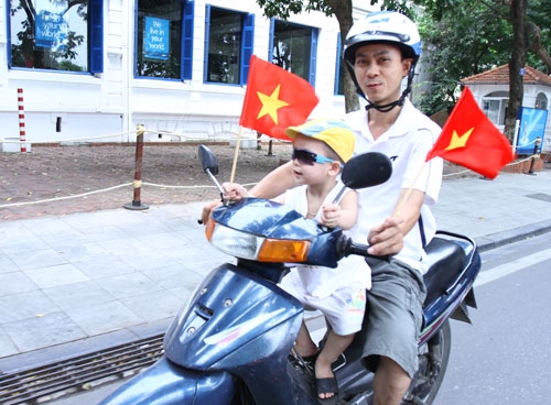 Hòa mình với không khí vui tươi, phấn khởi của ngày Lễ