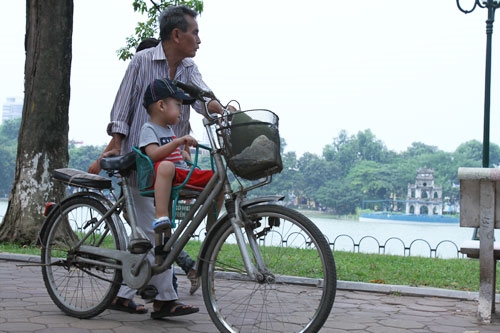 Hai thế hệ cùng đi dạo dưới trời thu Hà Nội nhớ về quá khứ hào hùng và hướng tới một tương lai tươi sáng