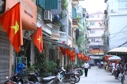 Cờ hoa rợp từ phố đến ngõ trong niềm hân hoan của người dân