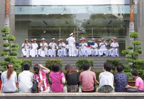 Đội quân nhạc Cơ sở 2 Trường Đại học Văn hóa nghệ thuật Quân đội biểu diễn phục vụ nhân dân TP Hồ Chí Minh trong ngày 2-9