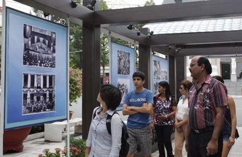 Du khách trong và ngoài nước xem triển lãm ảnh tại Công viên Lam Sơn, quận 1, với chủ đề “Tự hào Việt Nam - 66 năm độc lập, tự chủ và phát triển”