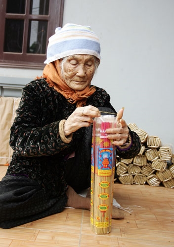 Cụ Đỗ Thị Bảy (90 tuổi) cũng không biết từ bao giờ nghề làm hương đã trở thành nghề truyền thống của người dân nơi đây