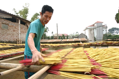 Nghề làm hương cũng lắm công phu và phụ thuộc rất nhiều vào thời tiết. Trời vừa hửng nắng, người thợ làm hương lại tất bật mang hương ra “đón” nắng
