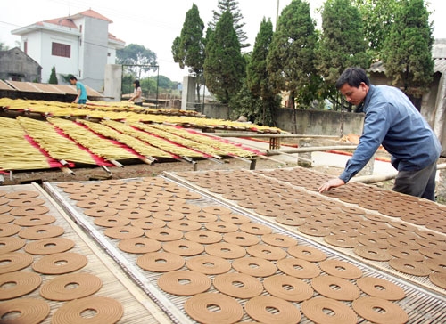 Nén hương làm xong được đem phơi trên những chiếc phên, nắng gió sẽ làm hương khô, màu sắc đẹp mà giữ nguyên mùi thơm